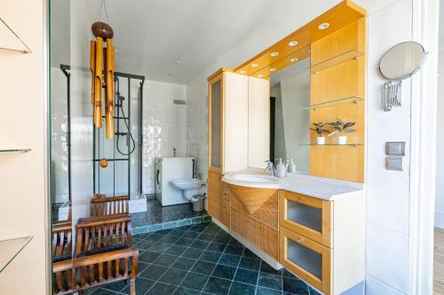a bathroom with a sink and a toilet at Appartement Quartier la Madeleine Free Netflix in Paris