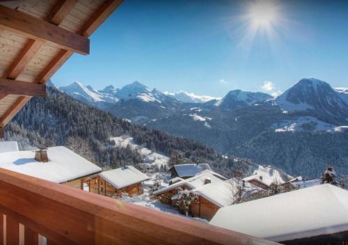 - un balcon offrant une vue sur une station de ski avec des montagnes enneigées dans l'établissement Chalet Chamallow - Les Congères, à Manigod