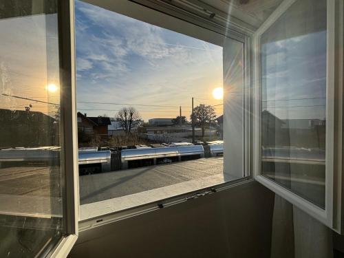 una ventana con vistas a un tren exterior en Luna, en Décines-Charpieu