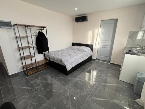 1 dormitorio con 1 cama y suelo de baldosa en Luna, en Décines-Charpieu