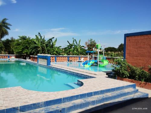 een zwembad in een resort met een speeltuin bij Camping Caperucita Roja in Clorinda