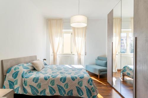 En eller flere senge i et værelse på Hospital Riuniti - Lovely Apartment with Parking!