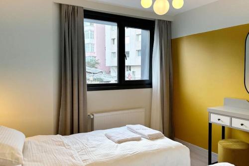イスタンブールにあるNew Cozy Flat Near to Ortakoy Square Daire 7のベッドルーム1室(ベッド1台、窓、タオル付)