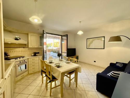 Photo de la galerie de l'établissement [400m dal Mare] Giardino - WiFi - A/C - Posto auto, à Loano