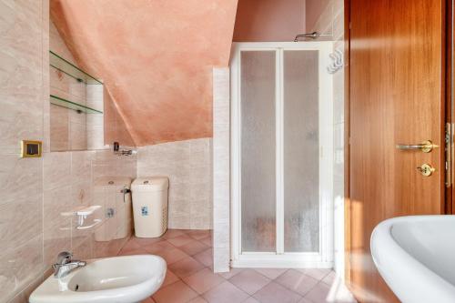 A bathroom at Extra Comfort - Casa Vicino a Milano e Linate