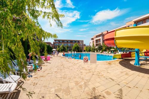 een zwembad in een resort met een waterpark bij Holiday and Orchid Fort Noks Apartments in Sunny Beach