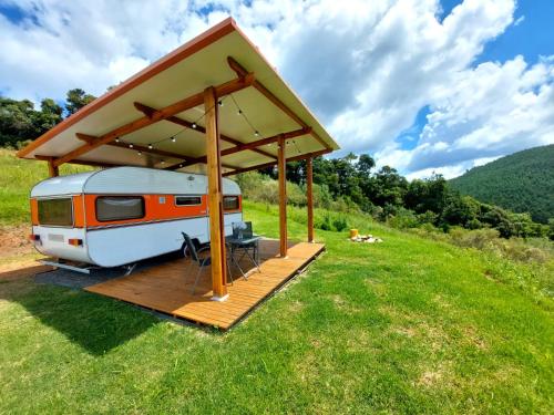 una caravana con techo en un campo de césped en Trailer na montanha próximo de Monte Verde en Camanducaia