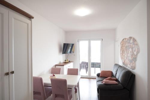 un soggiorno con un divano e un tavolo di Villa Sabrina a Klimno