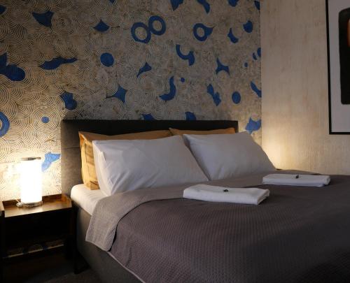 - une chambre avec un lit et 2 serviettes dans l'établissement Hotel Radnice, à Liberec