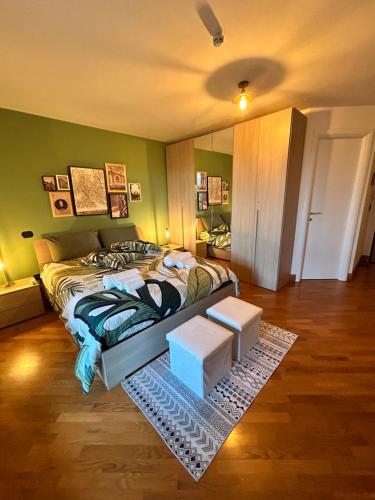 - une chambre avec un lit et une table dans l'établissement Vita lenta Garbatella, à Rome