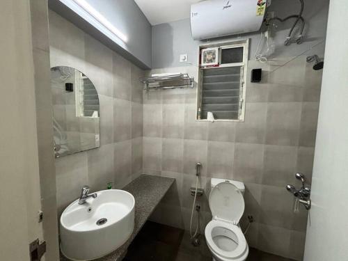 Ванная комната в Dazzling Pool Front 2 BHK ,Zennova Stays, 5 Mins from Dabolim Airport
