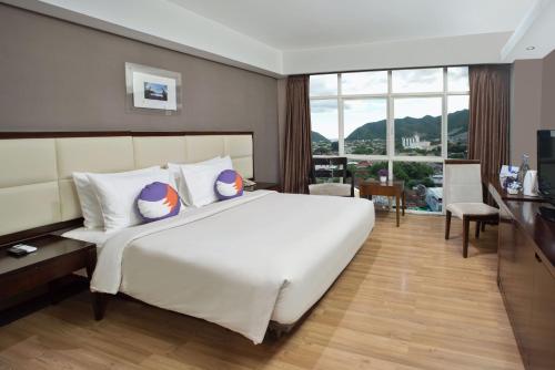 Postel nebo postele na pokoji v ubytování FOX Hotel Gorontalo