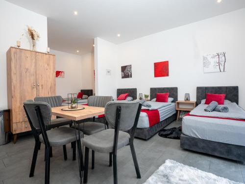1 dormitorio con 2 camas, mesa y sillas en SR24-Stillvolles gemütliches Apartment 3 in Recklinghausen, en Recklinghausen