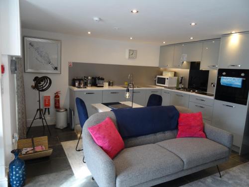 sala de estar con sofá y cocina en Ty Ni Holiday Apartment Aberdovey en Aberdyfi