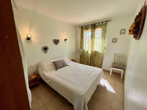 a small bedroom with a bed and a window at Maison climatisée 5 pièces avec jardin privé et parking, proche gare et centre à Argelès-sur-Mer - FR-1-388-217 in Argelès-sur-Mer