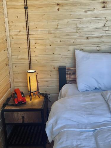 Postel nebo postele na pokoji v ubytování Wildwood Kazbegi