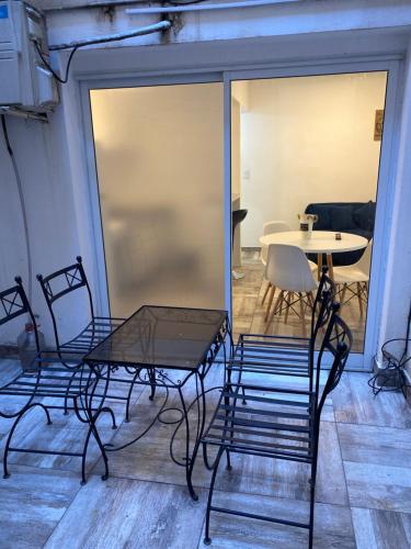 mesa y sillas en una habitación con ventana en DEPARTAMENTO CENTRICO en Buenos Aires