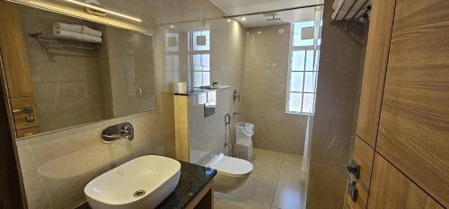 ein Bad mit einem Waschbecken und einem WC in der Unterkunft Hotel Alwar Royals in Alwar