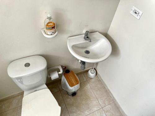 a bathroom with a white toilet and a sink at Apartamento Cerca al Rio y Complejo Deportivo in Valledupar