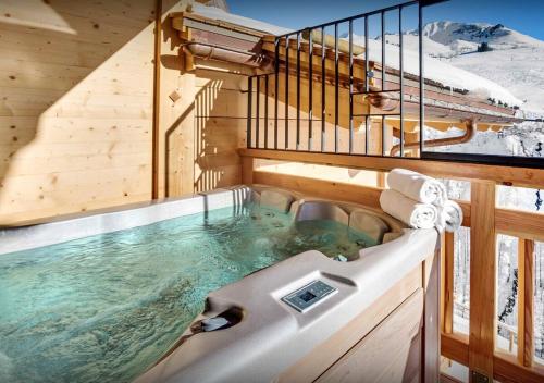 d'un bain à remous au milieu d'une maison en bois. dans l'établissement Chalet Macaron - Les Congères, au Grand-Bornand
