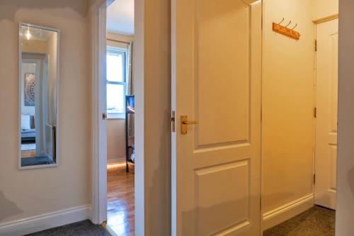 une porte menant à une chambre avec couloir dans l'établissement Finest Retreats - Kanangra, à Teignmouth