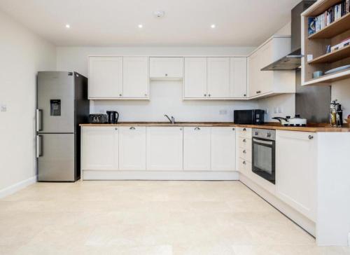 A kitchen or kitchenette at Zs Apartments - St Albans City Centre - 20 mins from London