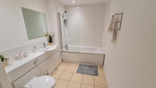 謝菲爾德的住宿－Excellent 2 Bedroom City Centre Apartment，浴室配有卫生间、盥洗盆和淋浴。