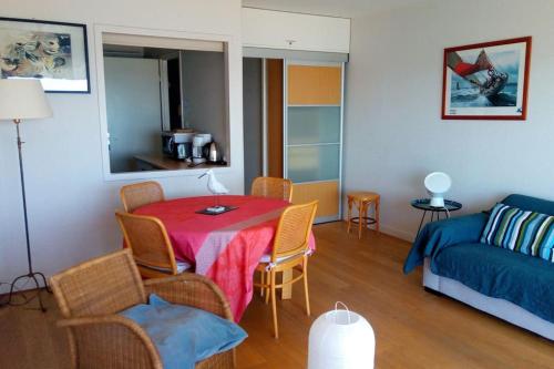 un salon avec une table et un canapé dans l'établissement Appartement pour 4/5 personnes, les pieds dans l'eau, à La Baule