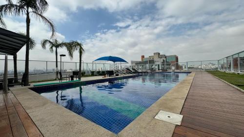 uma grande piscina no topo de um edifício em Flat Wise SP em São Paulo