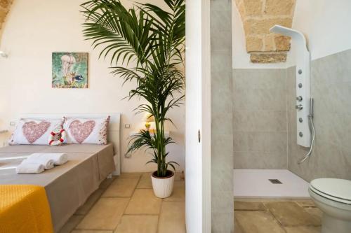 bagno con letto, doccia e servizi igienici di Armonia Palace In Lecce With Panoramic View a Salice Salentino