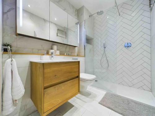 a bathroom with a sink and a toilet and a shower at stylish 2bed condo city centre in Manchester