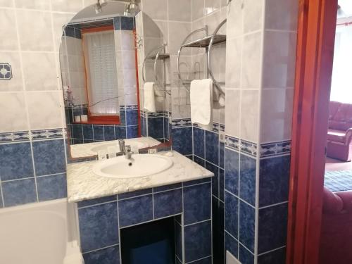 La salle de bains est pourvue d'un lavabo et d'un miroir. dans l'établissement Iglódi Panzió, à Kunszentmárton