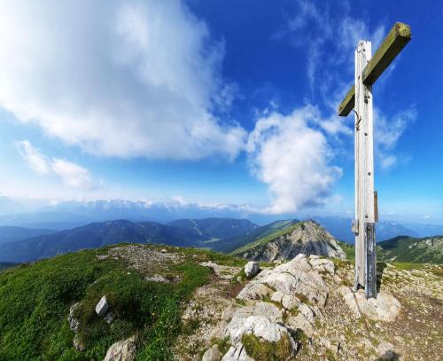 a wooden cross on the top of a mountain at Ferienwohnung Alpspitze in Grainau