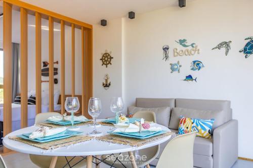 - une salle à manger avec une table et un canapé dans l'établissement Belo apto a 50m da praia de Tatuamanha TMHC104, à Tatuamunha