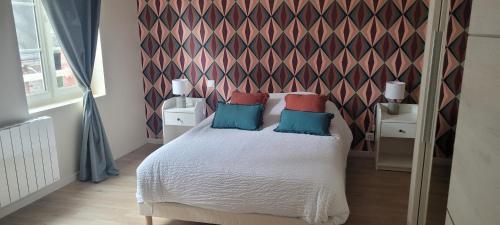 une chambre avec un lit avec deux oreillers dessus dans l'établissement Les résidences de la capitainerie, au Tréport