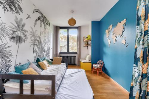 une chambre avec un lit et un mur bleu dans l'établissement Charmante maison plain-pied et son jardin fleuri, à Nantes