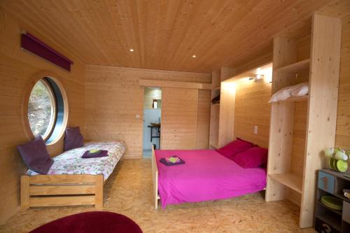 Ένα ή περισσότερα κρεβάτια σε δωμάτιο στο La Roche aux Fées