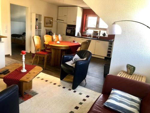 ein Wohnzimmer und eine Küche mit einem Tisch und Stühlen in der Unterkunft Ferien in Schluchsee in Schluchsee