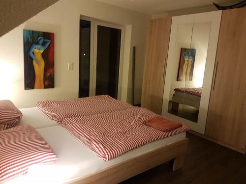 1 Schlafzimmer mit 2 Betten und Wandmalereien in der Unterkunft Ferien in Schluchsee in Schluchsee