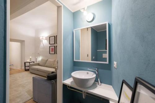 フィレンツェにあるTB-One bedroom luxury apartment in the fashion districtのバスルーム(シンク付)、リビングルーム