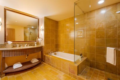 y baño con bañera, lavabo y espejo. en Luxury Suite with kitchen & balcony in Suncadia Lodge, en Cle Elum
