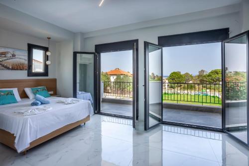 una camera con letto e porte scorrevoli in vetro di Megan Luxury villa with private pool a Pefkohori