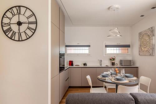 Kuchyň nebo kuchyňský kout v ubytování Lake Modern Suites - Free Parking