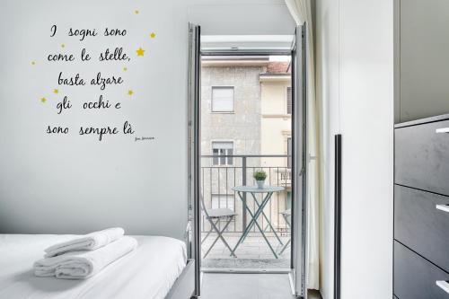Postel nebo postele na pokoji v ubytování Cutest stay in Milan Via Monte S Genesio