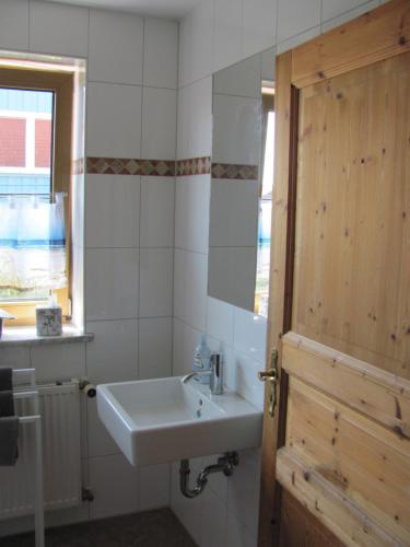 La salle de bains est pourvue d'un lavabo et d'une fenêtre. dans l'établissement #4 Dachstudiozimmer mit 2 Betten und Balkon mit WG Bad Airport nah freies W-Lan, à Trunkelsberg