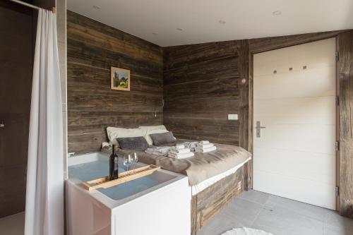 Ένα ή περισσότερα κρεβάτια σε δωμάτιο στο Glamping house Julija - Wellness & View