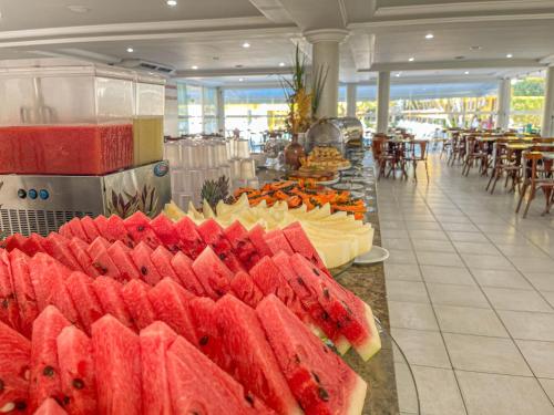 un buffet con un montón de diferentes tipos de comida en Sunshine Praia Hotel, en Porto Seguro