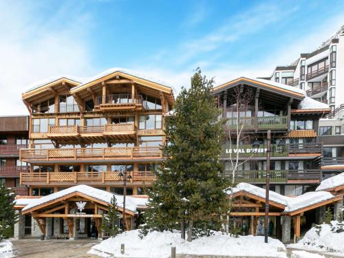 un grande condominio con neve sul terreno di Luxueux appartement 5 pièces avec balcons et vues, proche pistes - FR-1-694-354 a Val dʼIsère