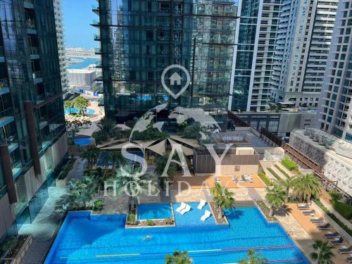Вид на басейн у Studio Apartment - Marina Gate або поблизу