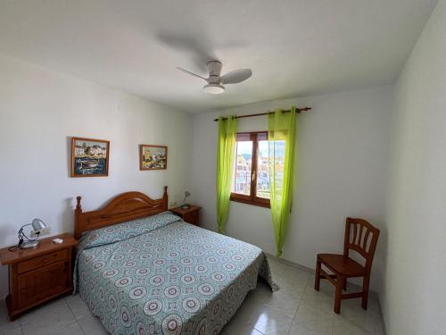 - une chambre avec un lit, une chaise et une fenêtre dans l'établissement Denia Blau-Serviden, à Dénia